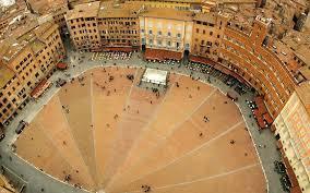 de petxina és l escenari de la famosa carrera del Pàlio. Duomo, obra mestra del gòtic italià.