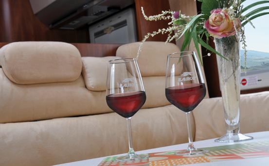 Copa de vino Espaciosa copa de vino de diseño, personalizada con Logo Laika en blanco, apropiada para cenas en la caravana y en casa.