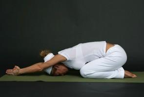 Postura: Asana: Guru Pranam Siéntate sobre talones, trae el torso a los muslos y coloca la frente en el piso.