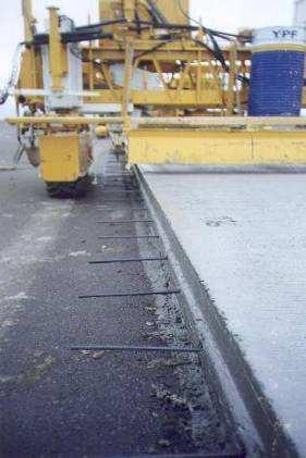 LONGITUDINALES DE CONSTRUCCIÓN 49 Se ejecutan cuando la calzada es construida por fajas. En caso de posibles ampliaciones, dejar los bordes con machimbre.