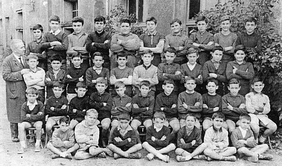 108 Sant Jordi Desvalls, 1965 Xavier Casademunt amb els seus alumnes. PAV «Estimat amic. T esperava a Tolosa per despedir-me personalment. No he pogut fer-ho i es va fent tard.