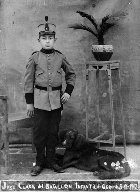 112 Girona, 3 de novembre de 1912 L infant Josep Clara amb l uniforme del Batallón Infantil de la ciutat. FCT es va posar el 4 de novembre de 1908 i les classes començaren el setembre de 1911.