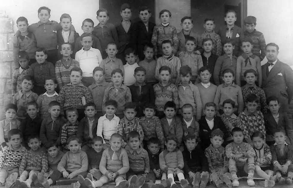 114 Tortellà, circa 1930 El mestre Josep Clara amb els seus alumnes. SS dels llibres Flor de Leyendas i Viajes por España.