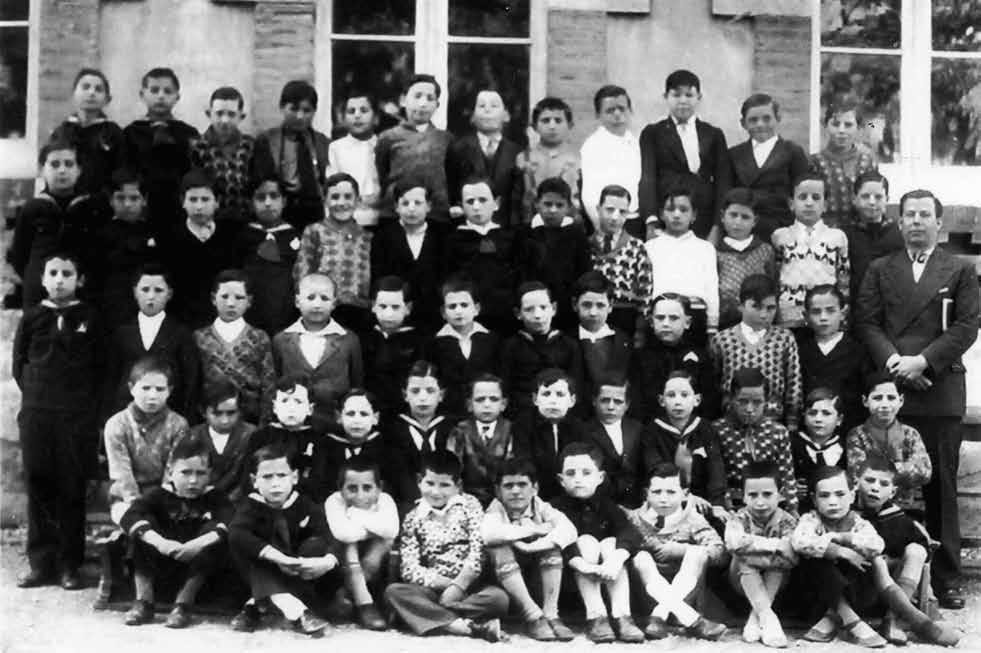 150 La Bisbal d Empordà, circa 1930 Josep Salip amb els seus alumnes. ES les coses als seus alumnes i els feia tocar fons.