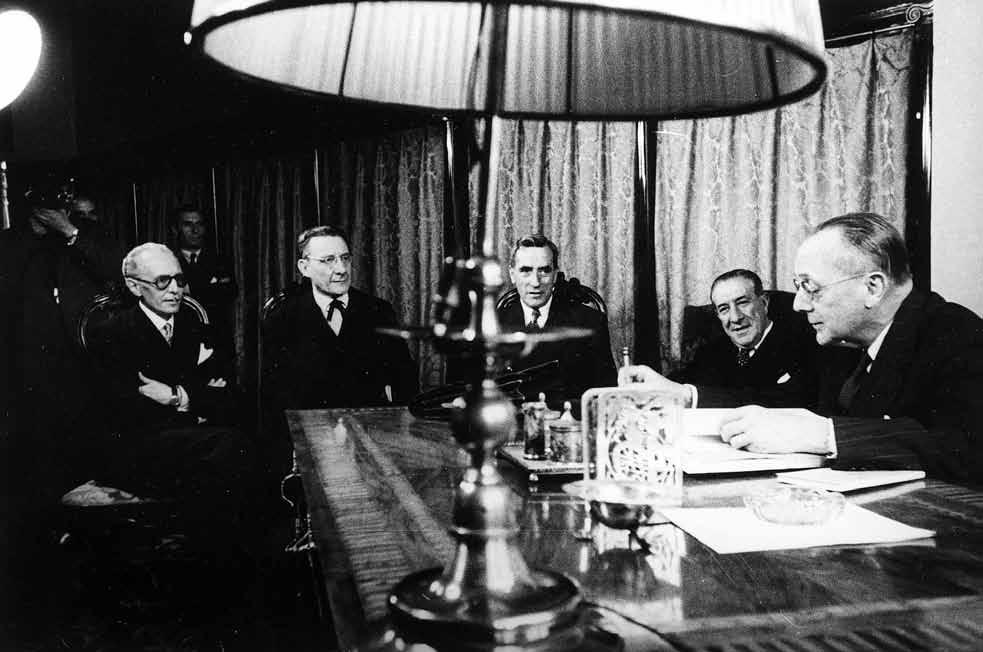 184 Mèxic DF, 8 de juny de 1946 Reunió a l ambaixada de la República espanyola, amb el cap de govern, José Giral. D esquerra a dreta: x, Lluís Nicolau d Olwer, Miquel Santaló, x i José Giral.