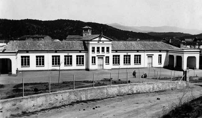 Darnius, circa 1932 Grup Escolar inaugurat durant l època republicana. Al costat de la paret del pati es pot veure l hort que treballaven els alumnes.