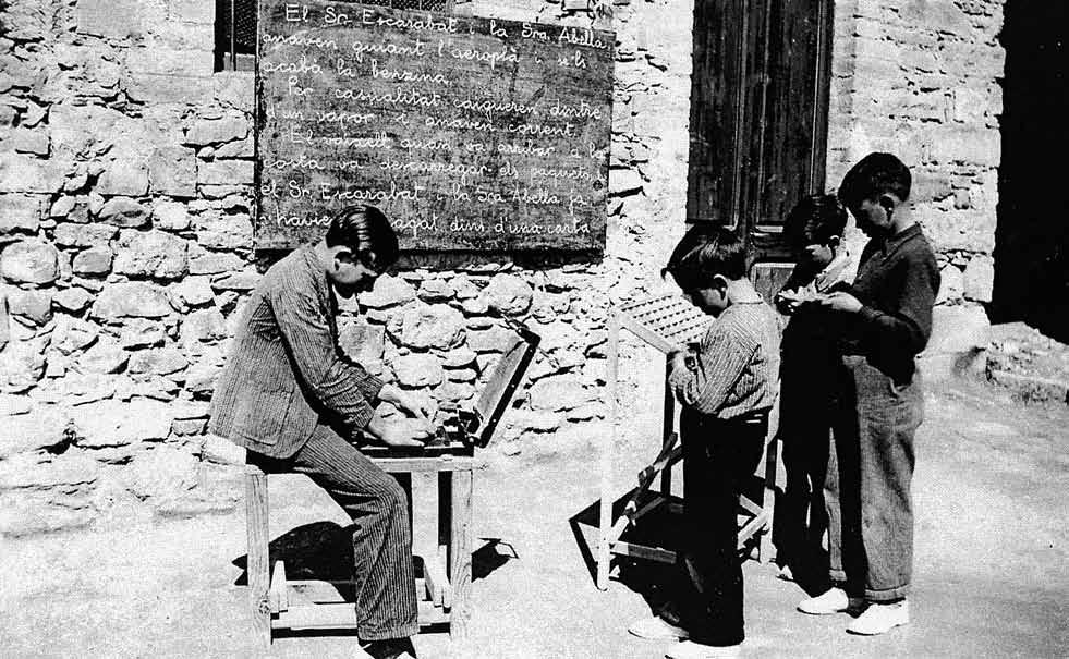32 Santa Maria d Oló, 1934 Els nens de l escola de Santa Maria d Oló composant la revista escolar seguint les tècniques Freinet. SMS 2.2.2. L obra de la Generalitat Abans de parlar de l obra de la