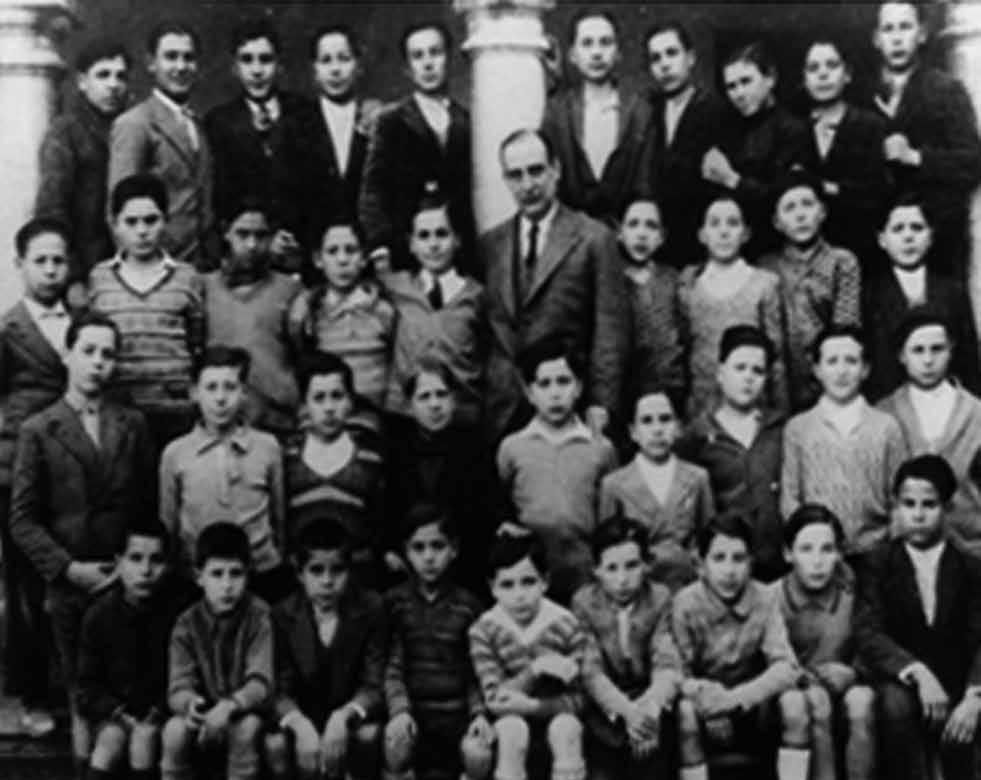 68 Torroella de Montgrí, circa 1930 El mestre Pere Blasi amb els seus alumnes. MG ser que va exercir a Puigcerdà. Com que hi vivia possiblement que ajudés el mestre de la vila.