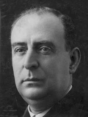 El polític El 20 de novembre de 1932 es presentà a les eleccions al Parlament de Catalunya per Girona i va sortir elegit diputat d ERC juntament amb el seu company i mestre gironí Xavier Casademunt.