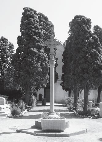 Creu actual del cementiri, col locada l any 1940. Foto Alexis Serrano. capella, ja que la seva decoració original fou destruïda amb l esclat de la Guerra Civil.