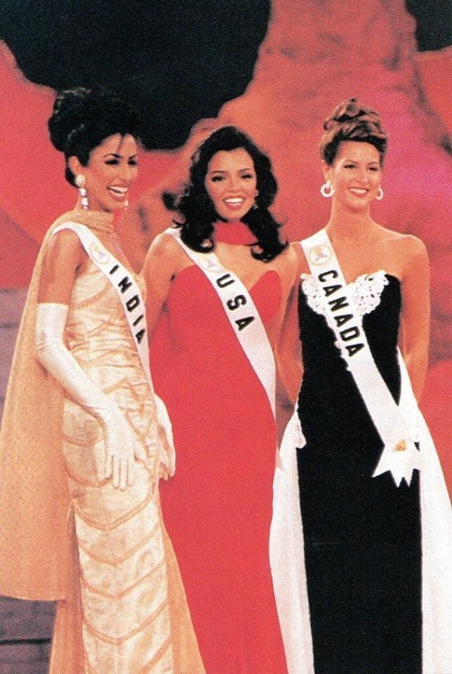 Las tres finalistas del certamen de Miss Universe 1995 posan para el jurado, de