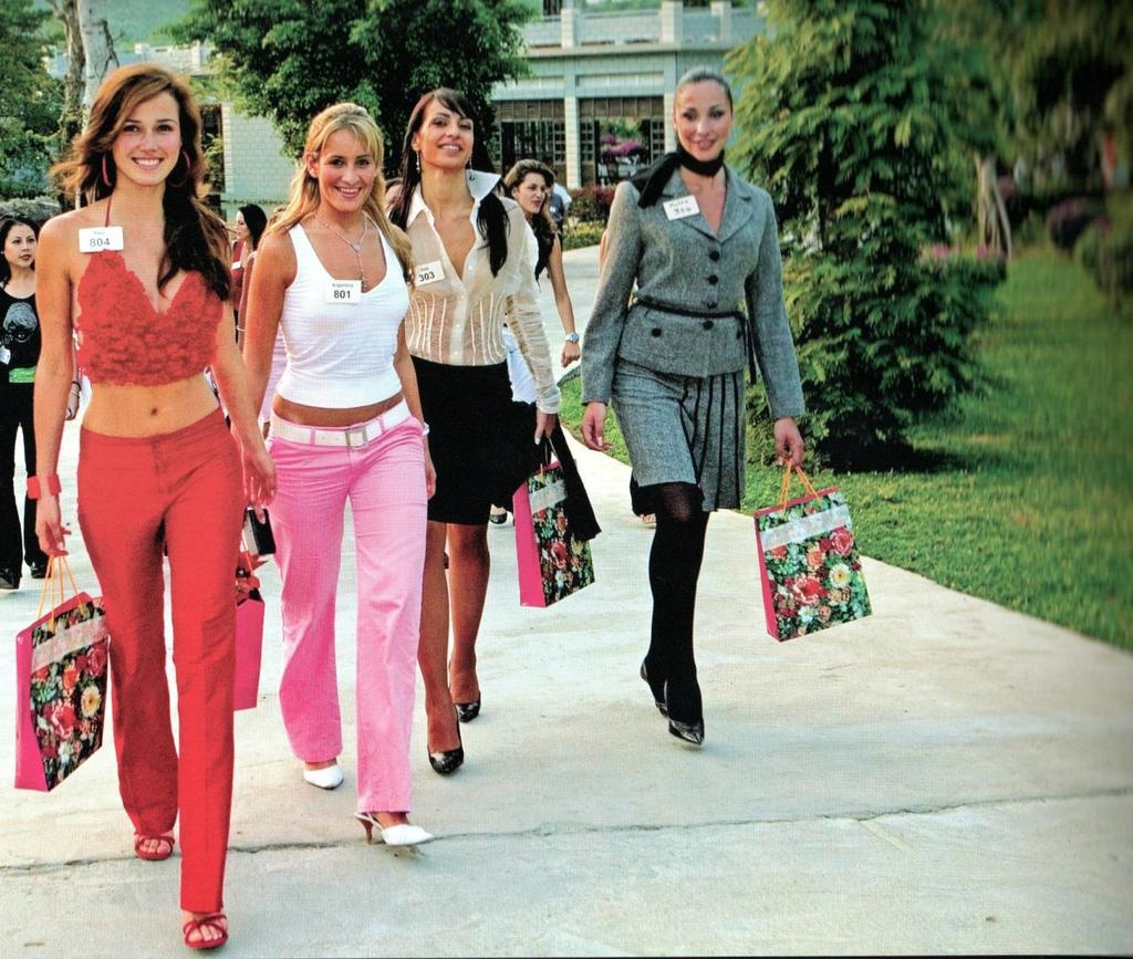 En la fotografía cuatro de las aspirantes al título de Miss World 2004, de izquierda a derecha María Julia
