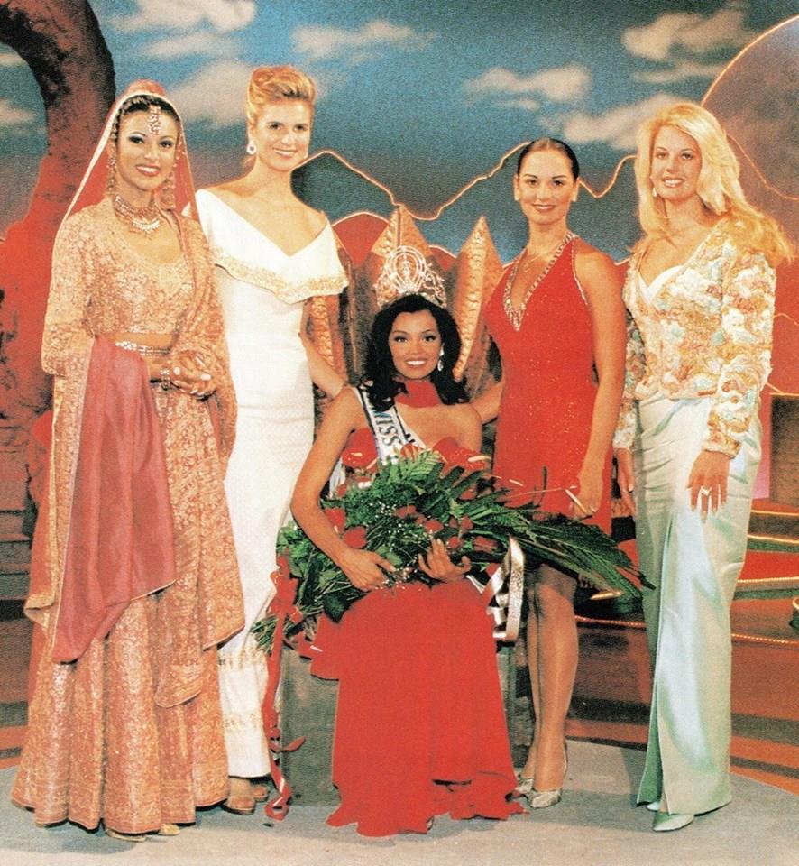 Cinco Miss Universo que asistieron al certamen posan en esta fotografía histórica, de izquierda a derecha Sushmita Sen Miss Universe 1994, Michelle