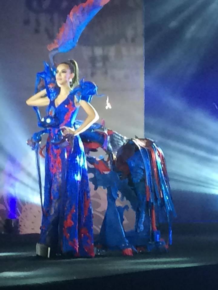 Miss Grand México Lezly Díaz desfila con el traje