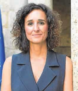 Licenciada en Derecho por la Universidad de Extremadura, ha recibido extensa formación en asuntos relacionados con el medio rural, entidades financieras, igualdad de género, empresa.