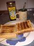 Leche con nesquik y zumo con tostadas, mantequilla y mermelada o aceite / Chocolate milk, juice, toast with butter and jam or olive oil